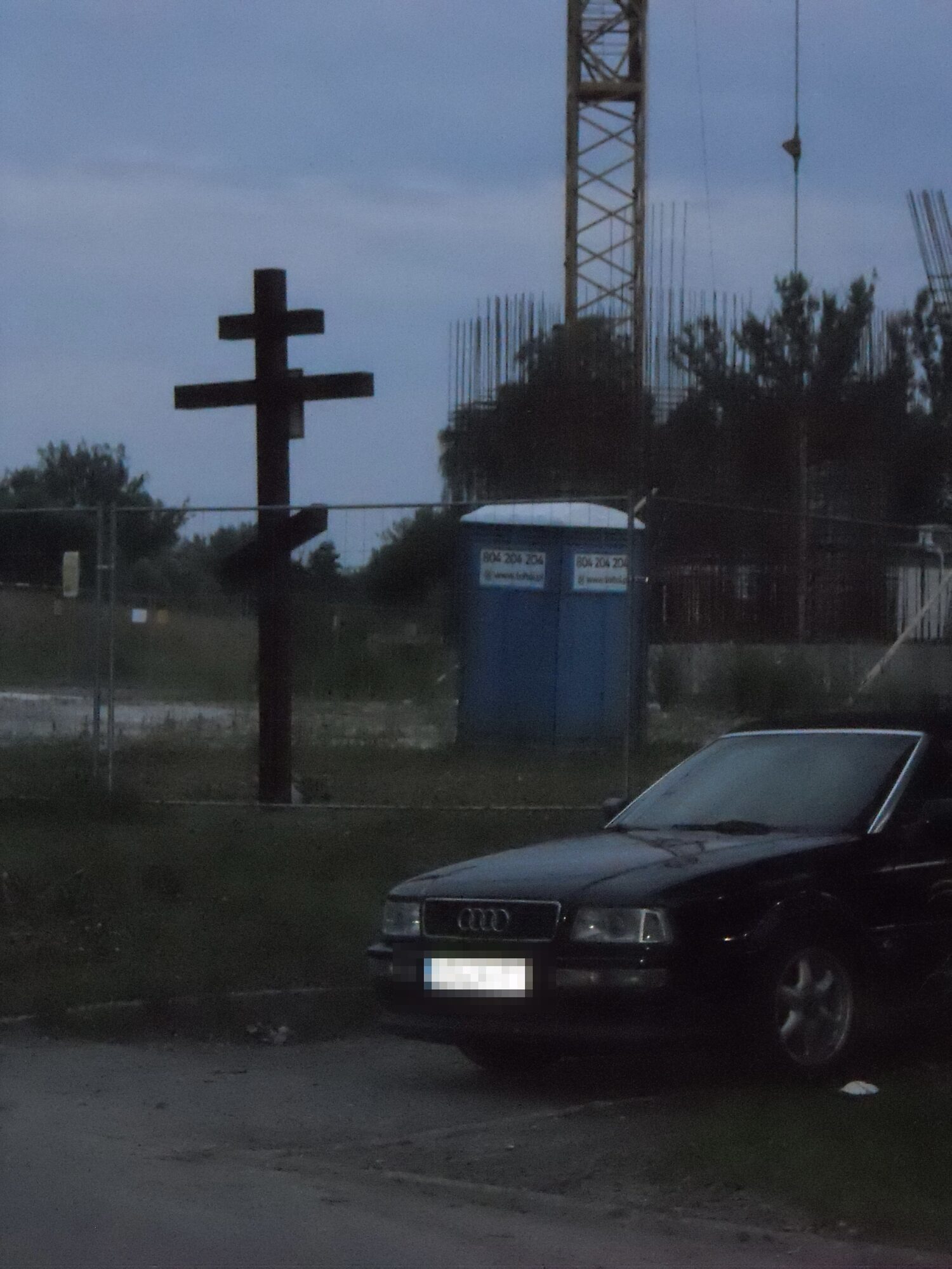 Cross by a building site