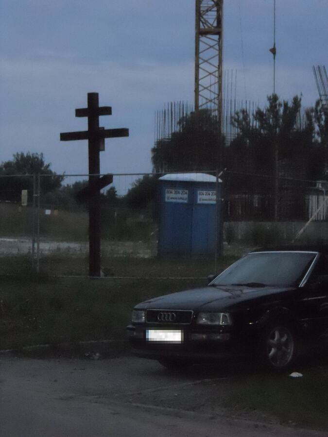 Cross by a building site